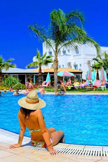 Yiannis Manos Hotel Resort