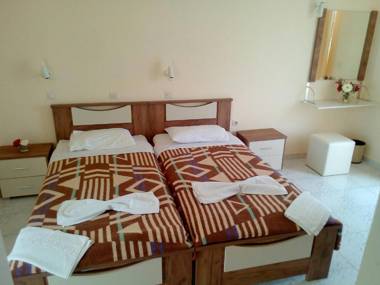 Leonidas Hotel & Studios