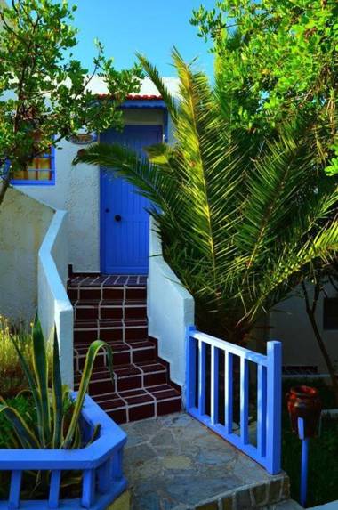 Quadruple Rooms full view in blue