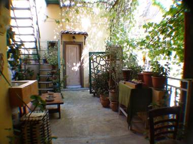 Earini Rooms And Apartments