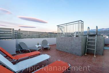 City center apartment with ROOFTOP swimming pool