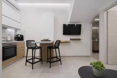 Central Apt #5 w. Yard steps to Bus St. & Old Town