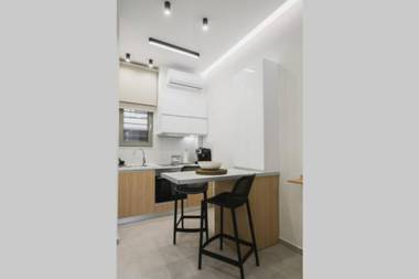 Central Apt #5 w. Yard steps to Bus St. & Old Town