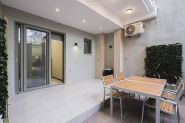 Central Apt #5 w. Yard steps to Bus St. & Old Town