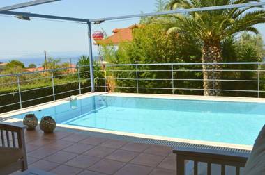 Cozy small villa with private pool at Kalamata 