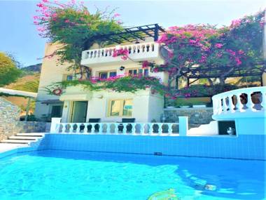 Entire Villa full View 3 bedrooms 3 bathrooms 3 kitchens