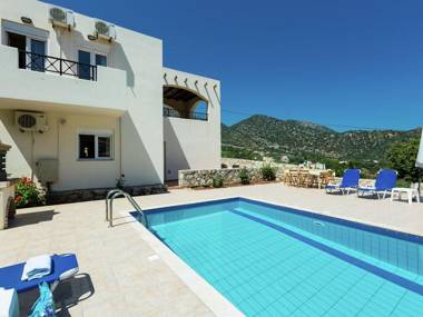 Indepent Villas in Bali with pool and seaview for groups up to 28 persons