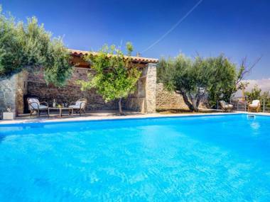 Sprawling Vlilla in Malades with Private Pool Garden Terrace