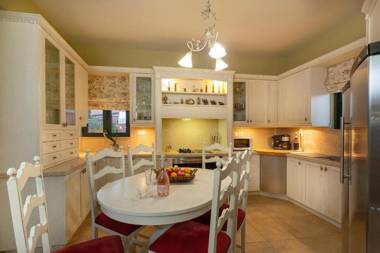 Luxury Villa Golden Crest with private swimming pool