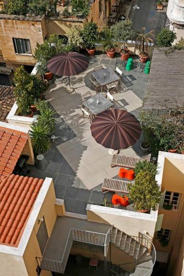 Bauhaus building with green roof top terrace - EP16