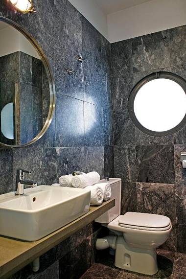 Bauhaus building with green roof top terrace - EP16