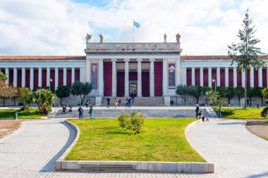 Central Apartment Elpis next to the metro