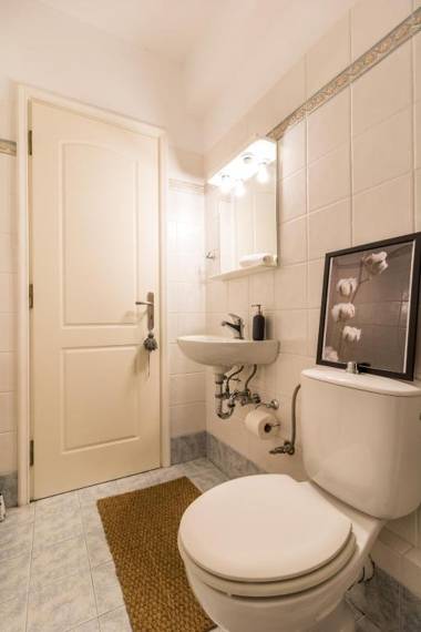 Renovated 3 bedroom apt with Acropolis View