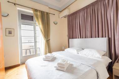 Ideal 4 bdr Apartment in Plaka for 10!