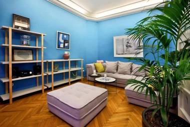 Upscale Renovated Downtown Aristocratic Studio