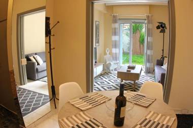 STYLISH CITY CENTER GARDEN APARTMENT