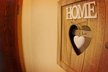 STYLISH CITY CENTER GARDEN APARTMENT