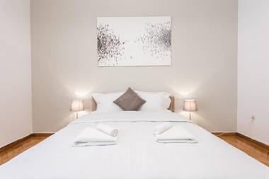 Cute and central apt for 3