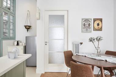 Luxury n Chic Athens Museum Apt