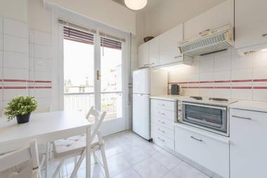 Renovated apt for 6 close to Metro