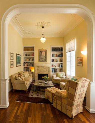 Neoclassical res w/ Acropolis view