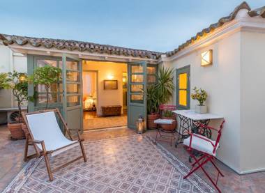 Neoclassical res w/ Acropolis view