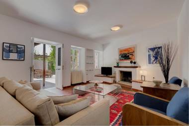 Traditional res next to Acropolis