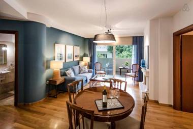 2 bedroom flat next to Acropolis