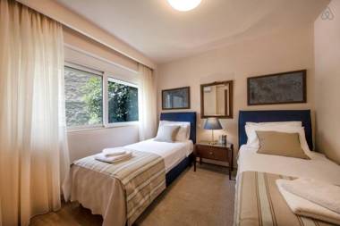 2 bedroom flat next to Acropolis