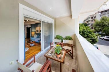 2 bedroom flat next to Acropolis