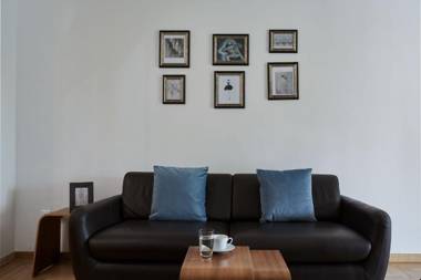 Chic One Bd Apartment with Hilton View