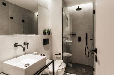 Modern Minimalist 3BD Apartment in Hilton District by UPSTREET