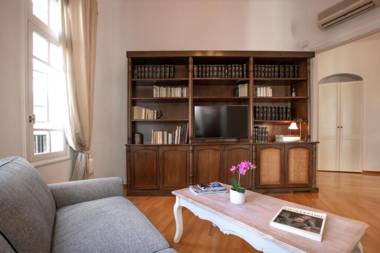 Neoclassical Apartment close to Syntagma-Plaka by GHH