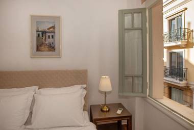 Neoclassical Apartment close to Syntagma-Plaka by GHH