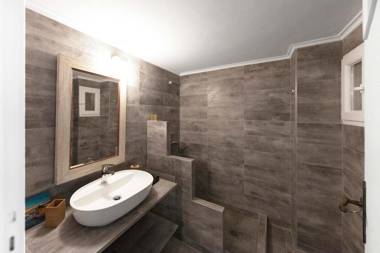 Spacious 3 Bedroom apt near Acropolis museum