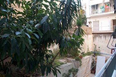 Central quiet & green oasis close to transport