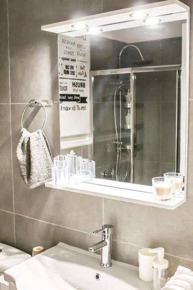 Outstanding One Bedroom Flisvos Apartment