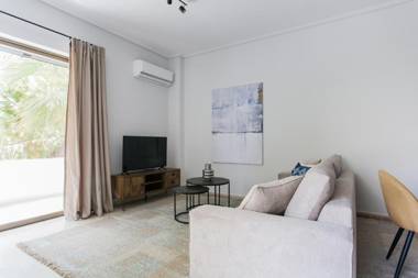 Pleasant 2BR Apartment near HELEXPO by UPSTREET