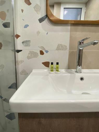 PentHouse & Apartments By The Sea Near Airport