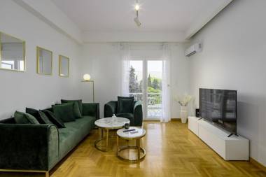 Lush Emerald apt. in the heart of Athens!