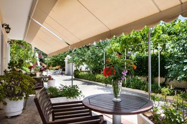 Tzivras Villa & Apartments