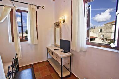 Camelot Traditional & Classic Hotel