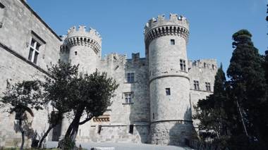 April Luxury Suites - Adults Only