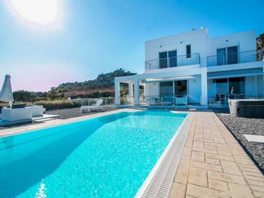 Luxury Villa near Sea in Kalithies with Jacuzzi