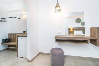 Hillside Studios & Apartments