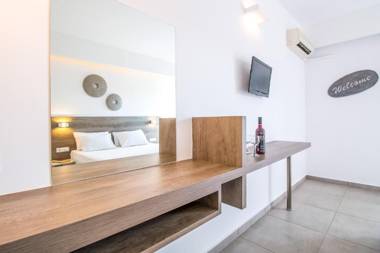 Hillside Studios & Apartments