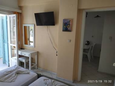 Renia Studios - 4 adults