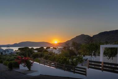 POUNEDES LUXURY SUITES