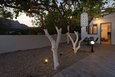 POUNEDES LUXURY SUITES