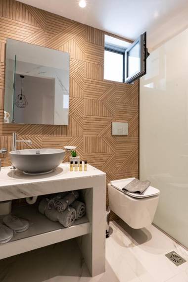 POUNEDES LUXURY SUITES